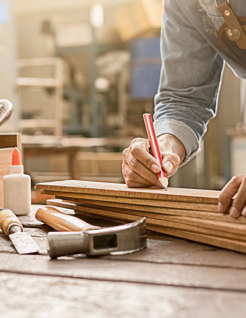 Vorbereitung des Holzschnitts durch einen Handwerker mit einem Bleistift.