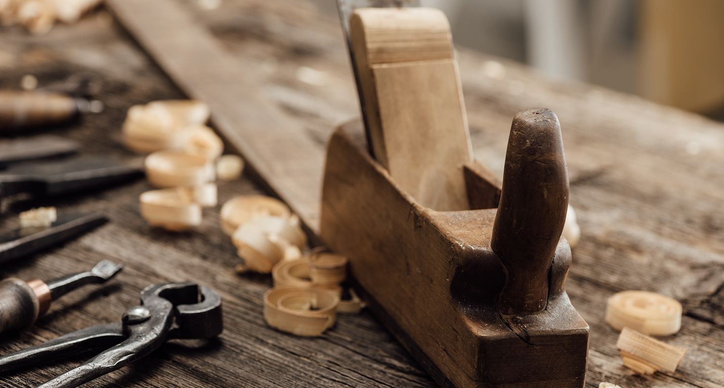 Hobel und Holzspäne auf einer Werkbank